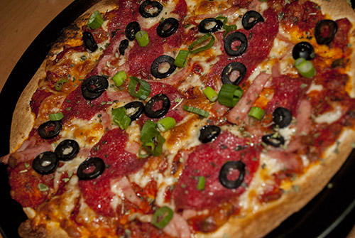 Snelle pizza met salami en olijven